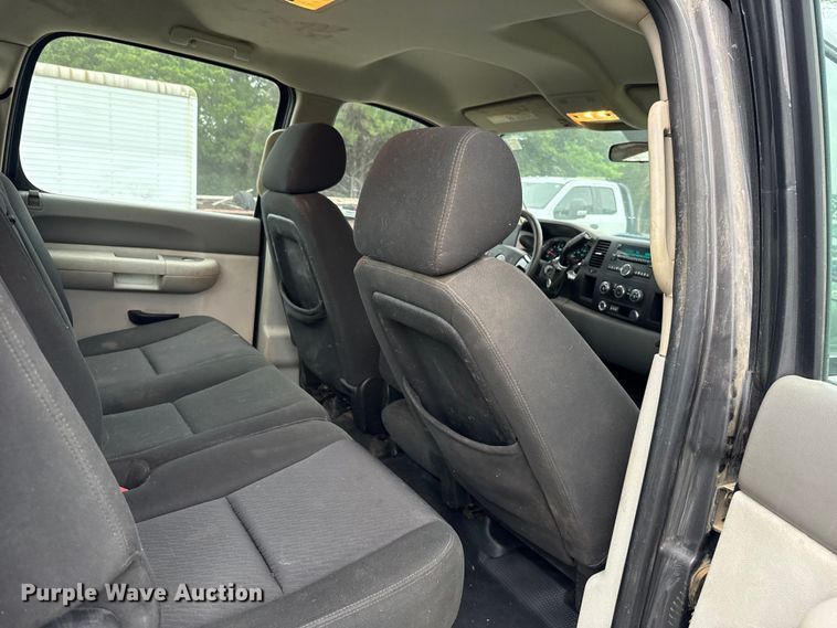 image for item ET6087 2011 Chevrolet Silverado 3500HD Crew Cab pickup truck