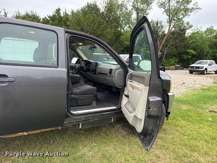 image for item ET6087 2011 Chevrolet Silverado 3500HD Crew Cab pickup truck