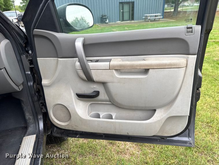 image for item ET6087 2011 Chevrolet Silverado 3500HD Crew Cab pickup truck