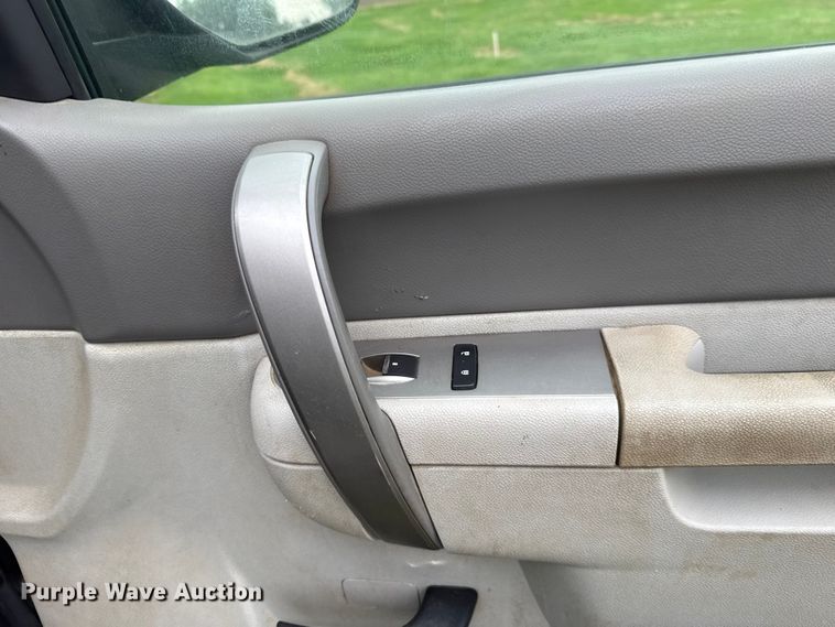 image for item ET6087 2011 Chevrolet Silverado 3500HD Crew Cab pickup truck