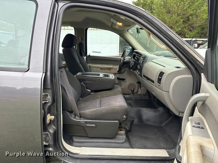 image for item ET6087 2011 Chevrolet Silverado 3500HD Crew Cab pickup truck