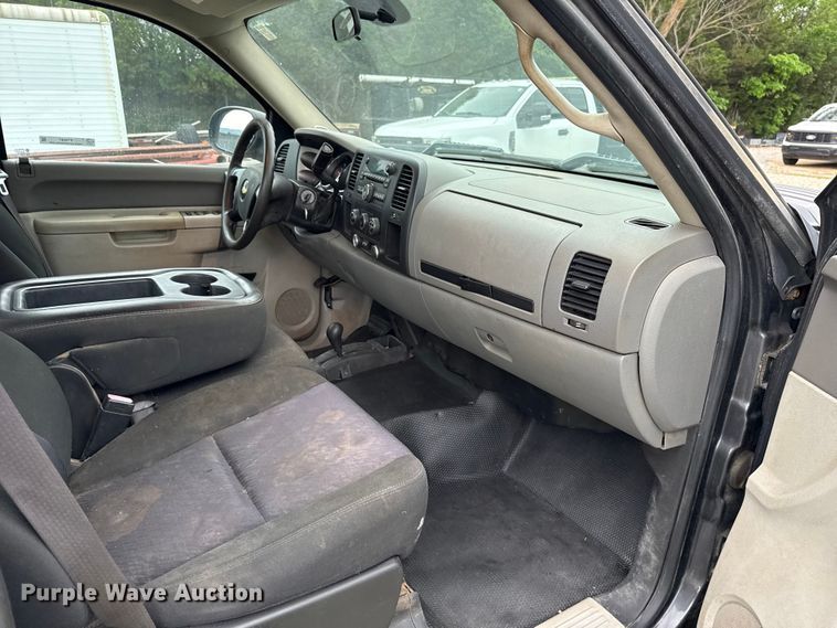 image for item ET6087 2011 Chevrolet Silverado 3500HD Crew Cab pickup truck