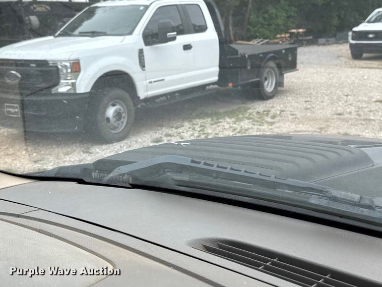 image for item ET6087 2011 Chevrolet Silverado 3500HD Crew Cab pickup truck