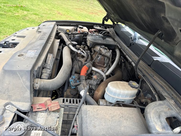 image for item ET6087 2011 Chevrolet Silverado 3500HD Crew Cab pickup truck