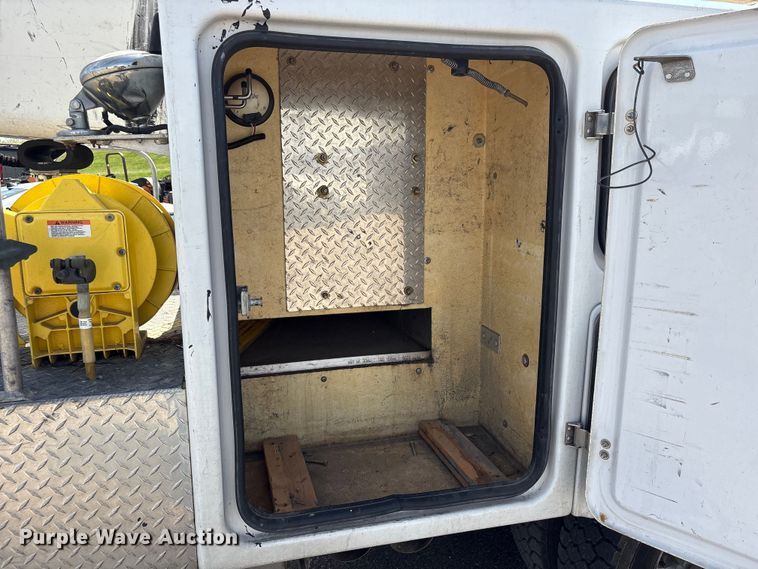 image for item EU0549 2010 Ford F550 Super Duty bucket truck