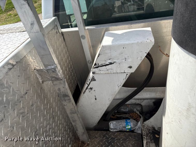 image for item EU0549 2010 Ford F550 Super Duty bucket truck