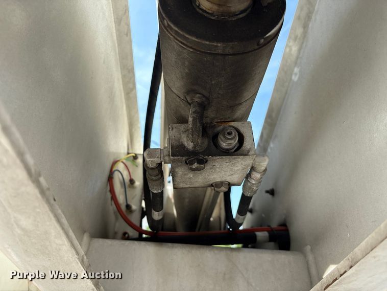 image for item EU0549 2010 Ford F550 Super Duty bucket truck