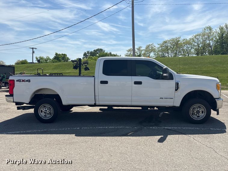 image for item EU0550 2017 Ford F250 Super Duty Crew Cab pickup truck
