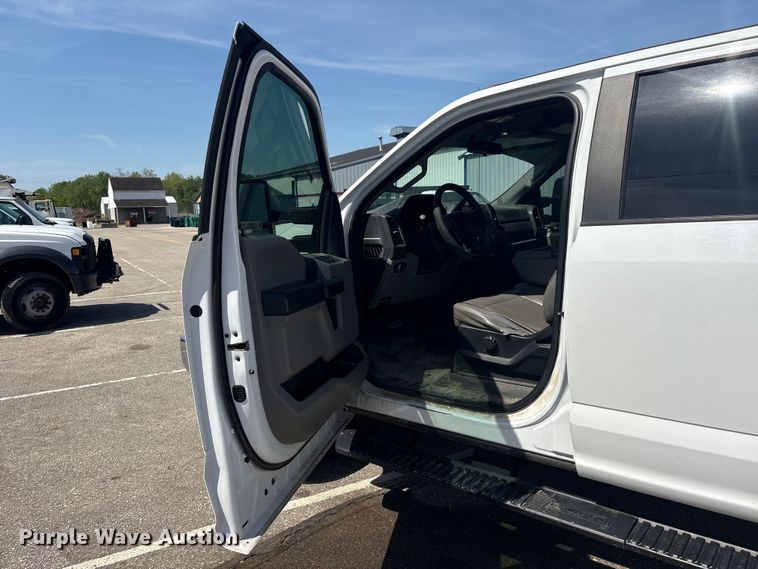 image for item EU0550 2017 Ford F250 Super Duty Crew Cab pickup truck