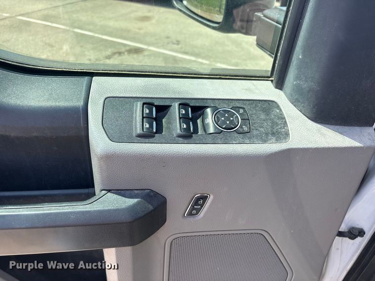 image for item EU0550 2017 Ford F250 Super Duty Crew Cab pickup truck