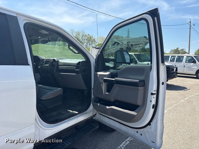 image for item EU0550 2017 Ford F250 Super Duty Crew Cab pickup truck