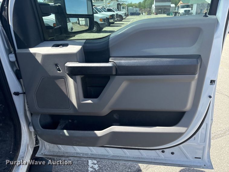 image for item EU0550 2017 Ford F250 Super Duty Crew Cab pickup truck