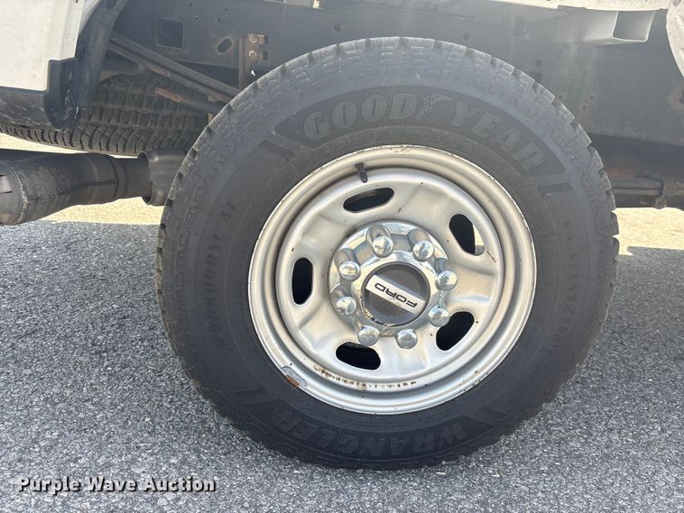 image for item EU0550 2017 Ford F250 Super Duty Crew Cab pickup truck