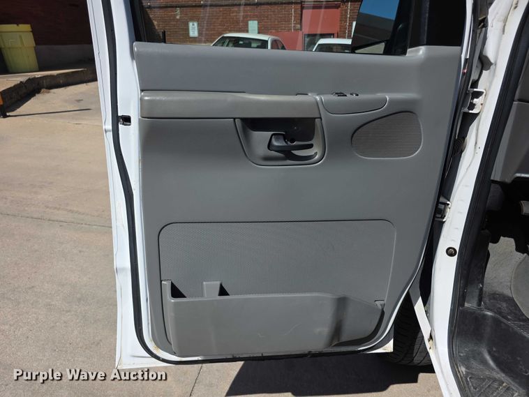 image for item EV2087 2005 Ford E350 van
