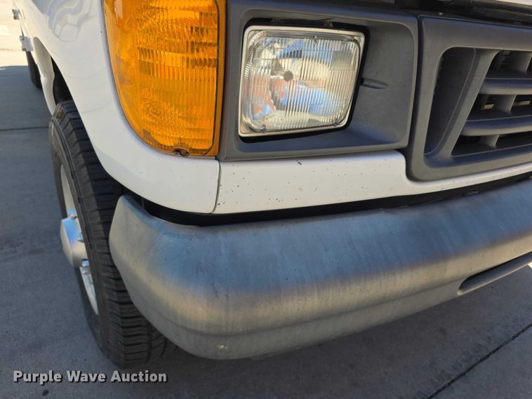 image for item EV2087 2005 Ford E350 van