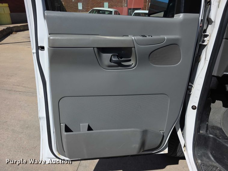 image for item EV2087 2005 Ford E350 van