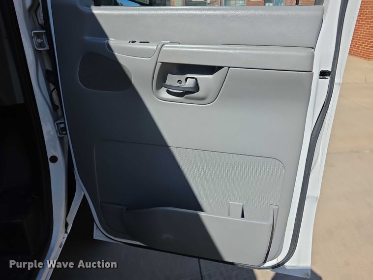 image for item EV2087 2005 Ford E350 van