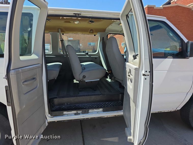 image for item EV2087 2005 Ford E350 van