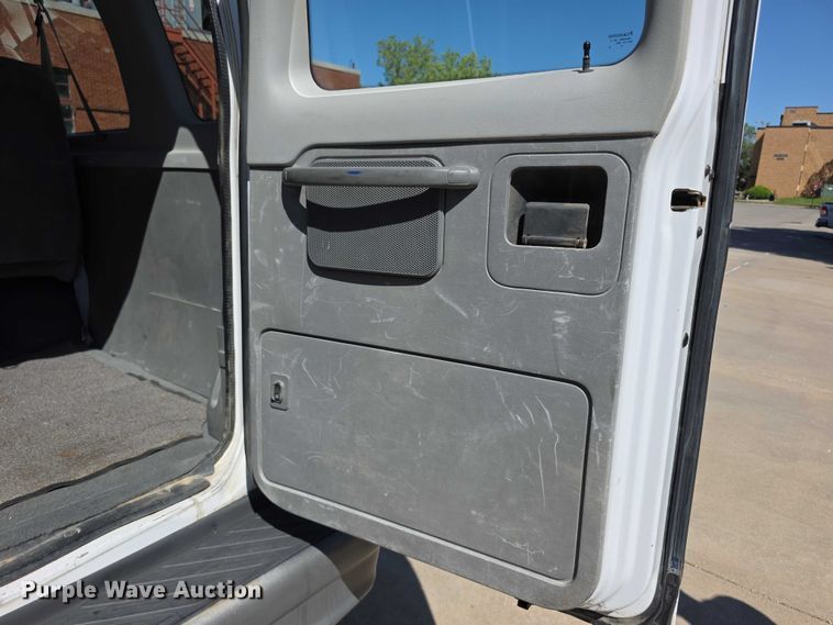 image for item EV2087 2005 Ford E350 van