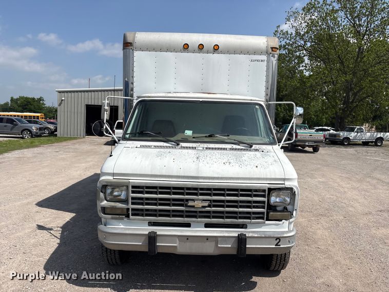 image for item EV2953 1992 Chevrolet G30 box truck