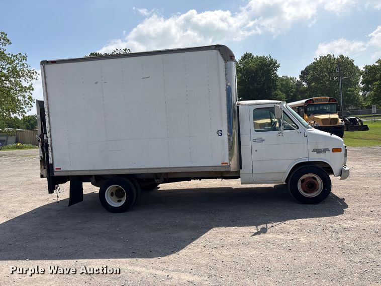 image for item EV2953 1992 Chevrolet G30 box truck