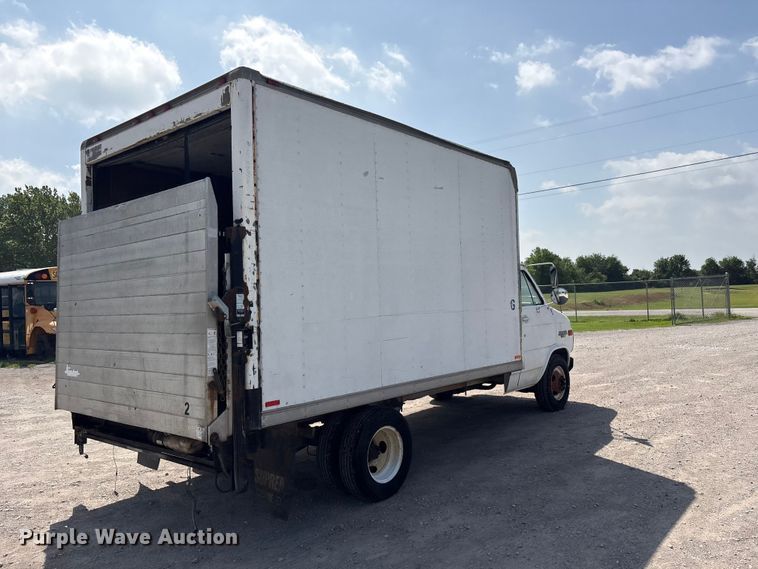 image for item EV2953 1992 Chevrolet G30 box truck