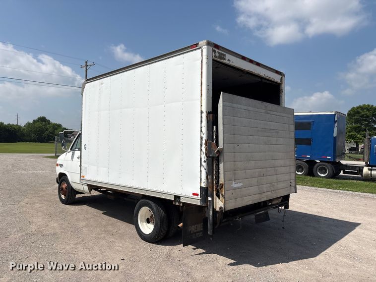 image for item EV2953 1992 Chevrolet G30 box truck