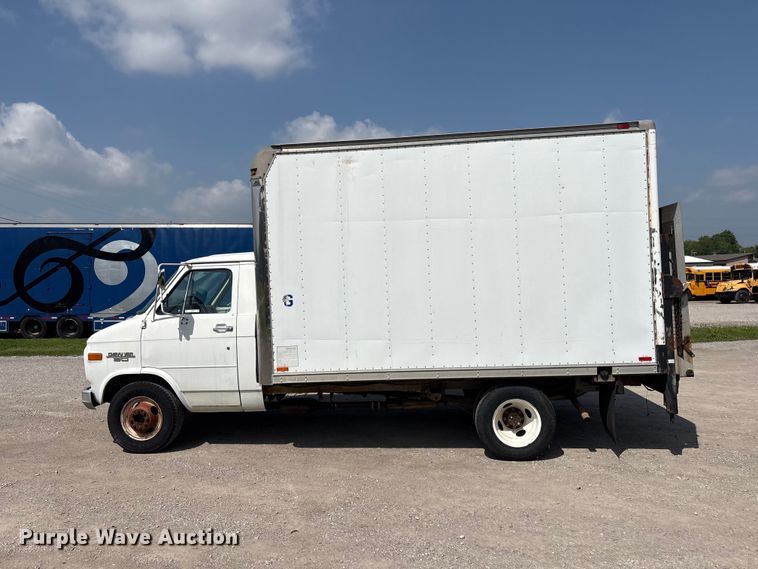 image for item EV2953 1992 Chevrolet G30 box truck