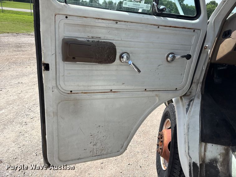 image for item EV2953 1992 Chevrolet G30 box truck