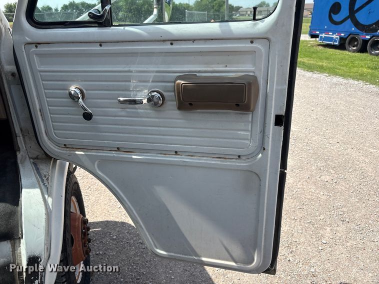 image for item EV2953 1992 Chevrolet G30 box truck