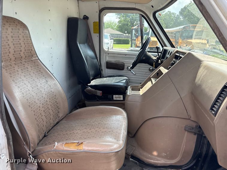 image for item EV2953 1992 Chevrolet G30 box truck