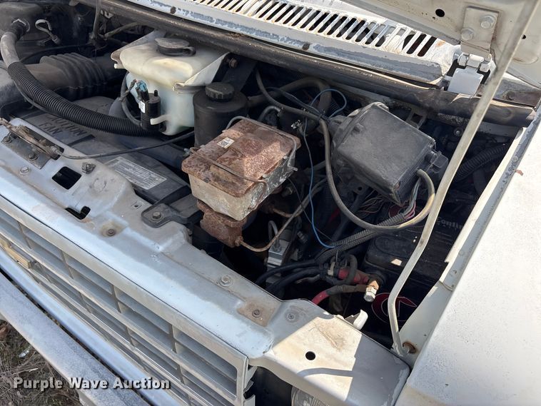 image for item EV2953 1992 Chevrolet G30 box truck