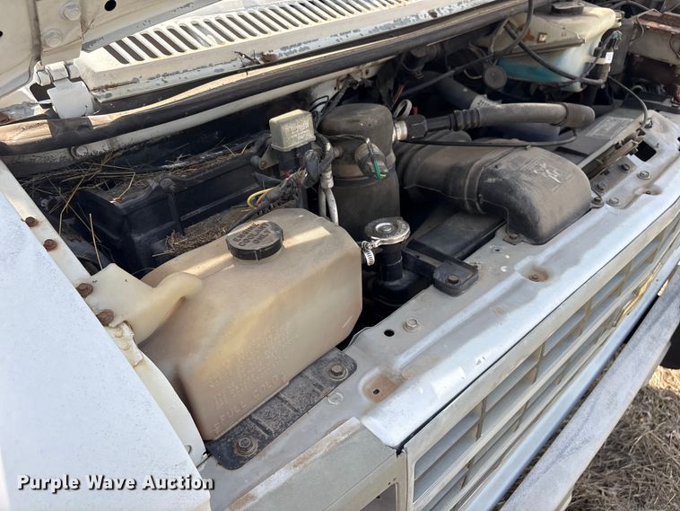 image for item EV2953 1992 Chevrolet G30 box truck