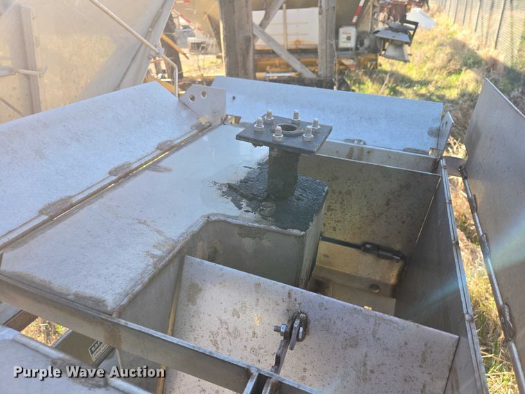 image for item EV5853 Henderson spreader