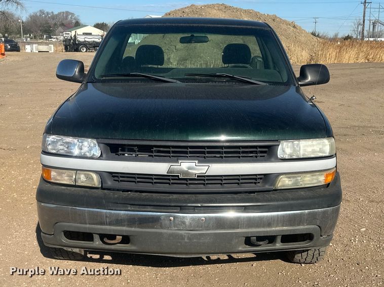 image for item EV5863 2001 Chevrolet Silverado 1500 pickup truck
