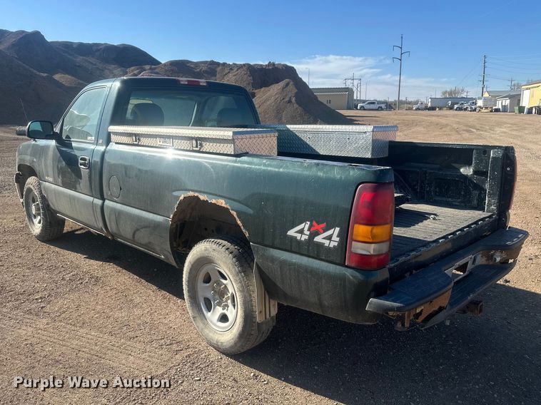 image for item EV5863 2001 Chevrolet Silverado 1500 pickup truck
