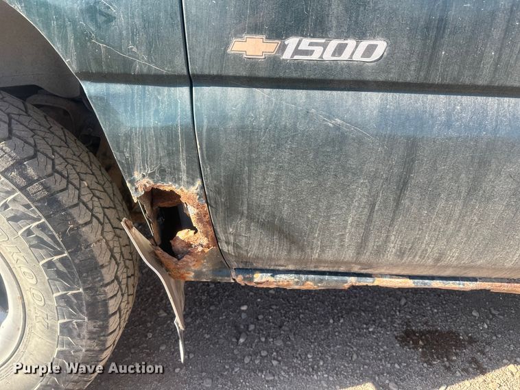 image for item EV5863 2001 Chevrolet Silverado 1500 pickup truck