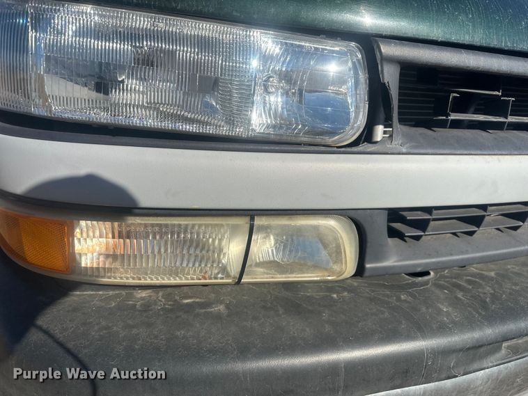image for item EV5863 2001 Chevrolet Silverado 1500 pickup truck