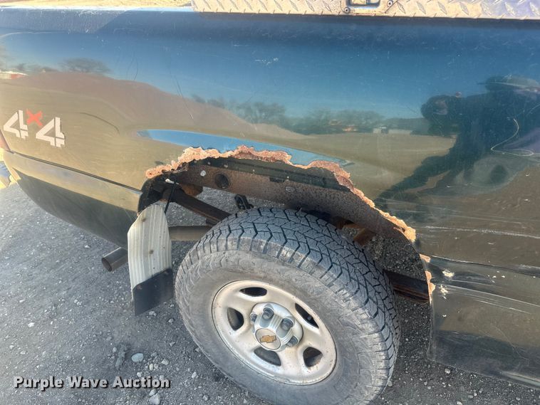 image for item EV5863 2001 Chevrolet Silverado 1500 pickup truck