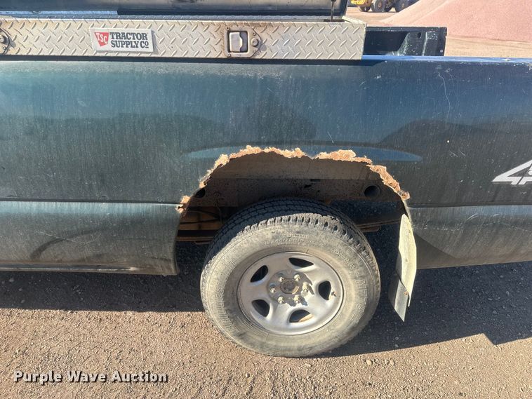image for item EV5863 2001 Chevrolet Silverado 1500 pickup truck