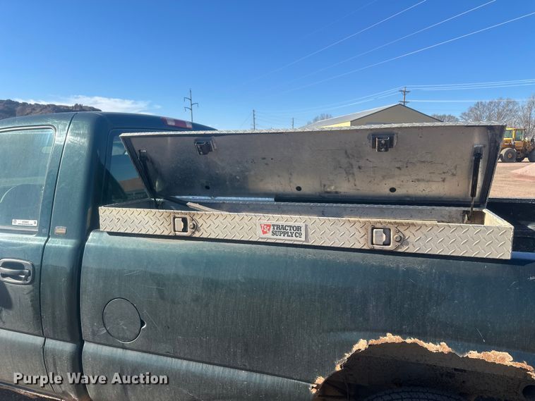 image for item EV5863 2001 Chevrolet Silverado 1500 pickup truck