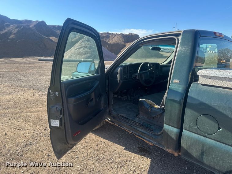 image for item EV5863 2001 Chevrolet Silverado 1500 pickup truck