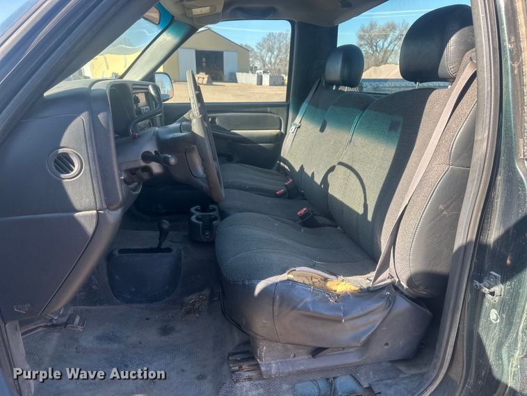 image for item EV5863 2001 Chevrolet Silverado 1500 pickup truck