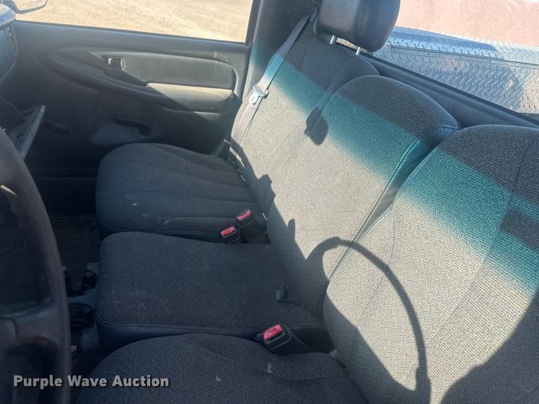image for item EV5863 2001 Chevrolet Silverado 1500 pickup truck