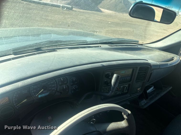 image for item EV5863 2001 Chevrolet Silverado 1500 pickup truck