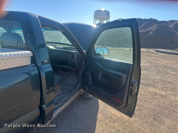 image for item EV5863 2001 Chevrolet Silverado 1500 pickup truck