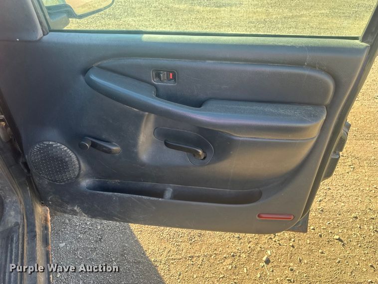 image for item EV5863 2001 Chevrolet Silverado 1500 pickup truck