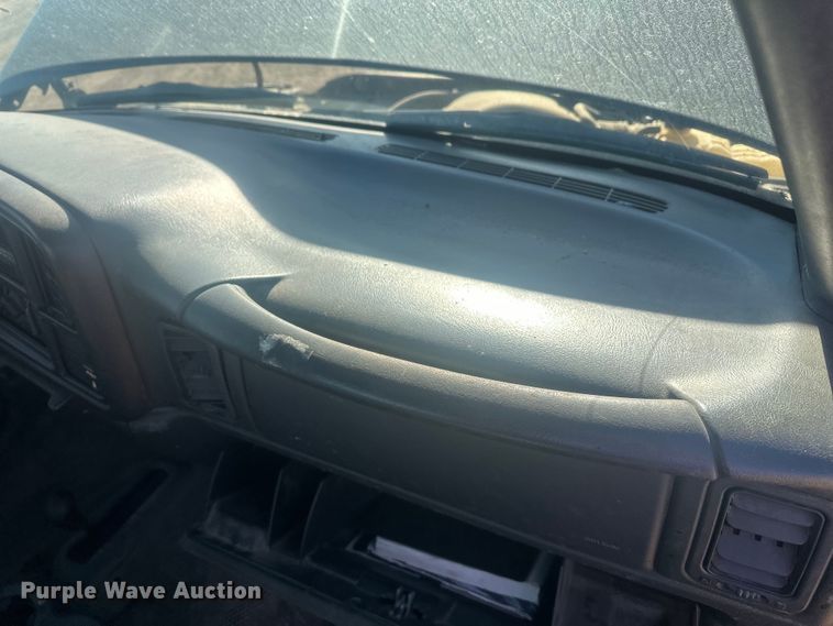 image for item EV5863 2001 Chevrolet Silverado 1500 pickup truck