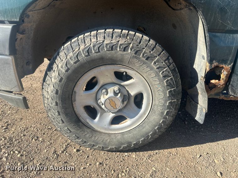 image for item EV5863 2001 Chevrolet Silverado 1500 pickup truck