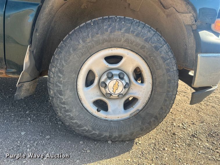 image for item EV5863 2001 Chevrolet Silverado 1500 pickup truck
